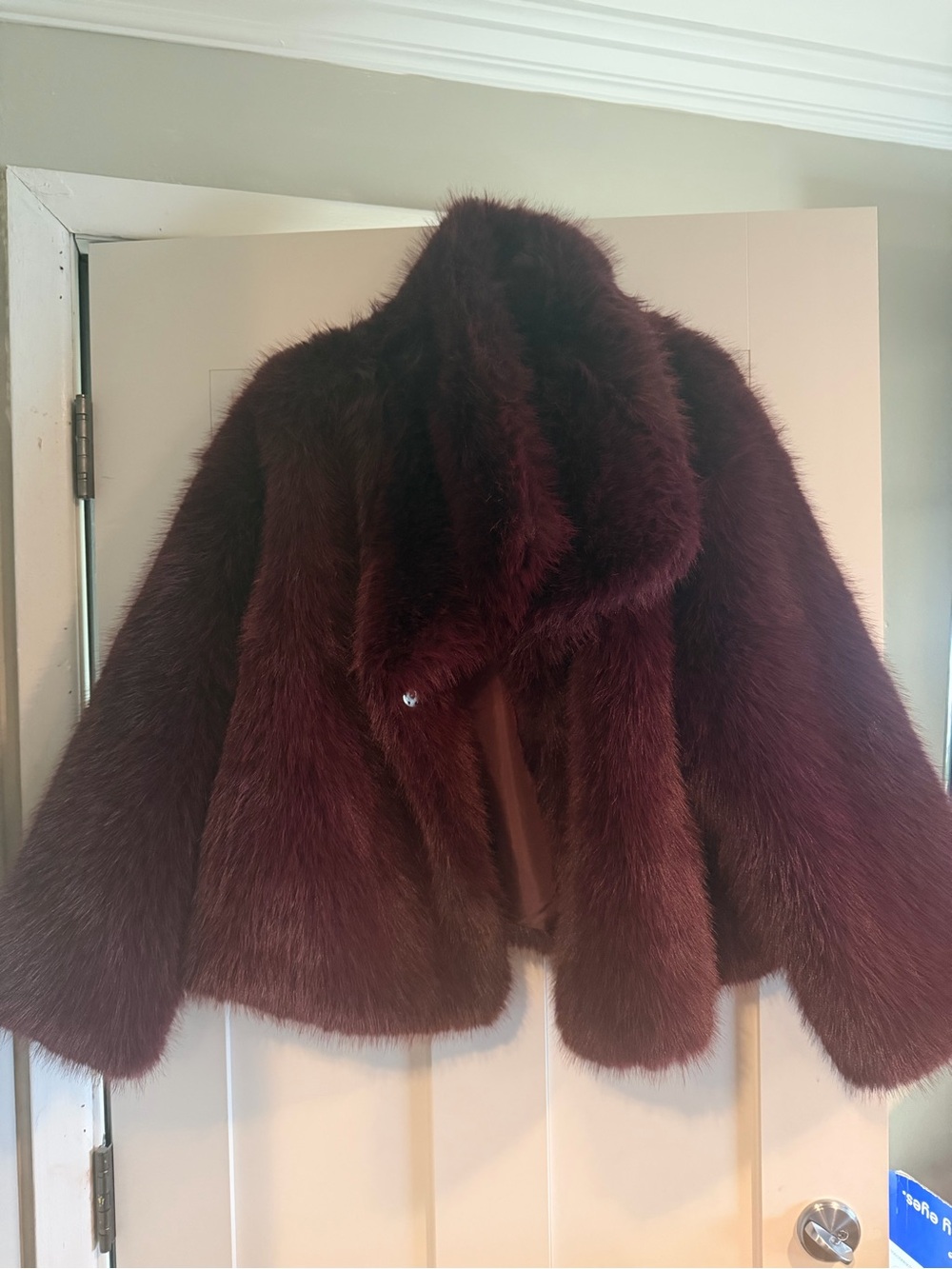Plush Cropped fake fur Jacket in Wine